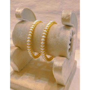 Single layered Pearl Bangle set